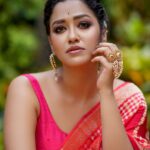 Sohini Sarkar Instagram - 🌺🌺🌺🌺 . . . 📸 @sahil_paswan_2646_ 💄@dassourav3 💇‍♀️ @pujahalder629017 🥻 @ataleoftextilebyavijit 🔗 @socialyard_digital @sayoniroy9 . . #Pujoshoot #pujoasche #durgapujo #promotional