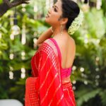 Sohini Sarkar Instagram - 🌺🌺🌺🌺 . . . 📸 @sahil_paswan_2646_ 💄@dassourav3 💇‍♀️ @pujahalder629017 🥻 @ataleoftextilebyavijit 🔗 @socialyard_digital @sayoniroy9 . . #Pujoshoot #pujoasche #durgapujo #promotional