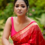 Sohini Sarkar Instagram - 🌺🌺🌺🌺 . . . 📸 @sahil_paswan_2646_ 💄@dassourav3 💇‍♀️ @pujahalder629017 🥻 @ataleoftextilebyavijit 🔗 @socialyard_digital @sayoniroy9 . . #Pujoshoot #pujoasche #durgapujo #promotional