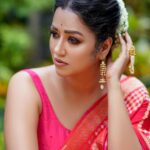 Sohini Sarkar Instagram - 🌺🌺🌺🌺 . . . 📸 @sahil_paswan_2646_ 💄@dassourav3 💇‍♀️ @pujahalder629017 🥻 @ataleoftextilebyavijit 🔗 @socialyard_digital @sayoniroy9 . . #Pujoshoot #pujoasche #durgapujo #promotional