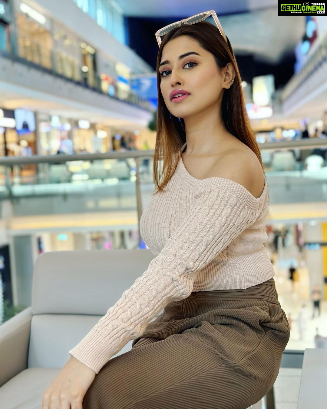 Somi Khan Instagram - You are beyond beautiful ❤️✨ Dubai Mall , Dubai
