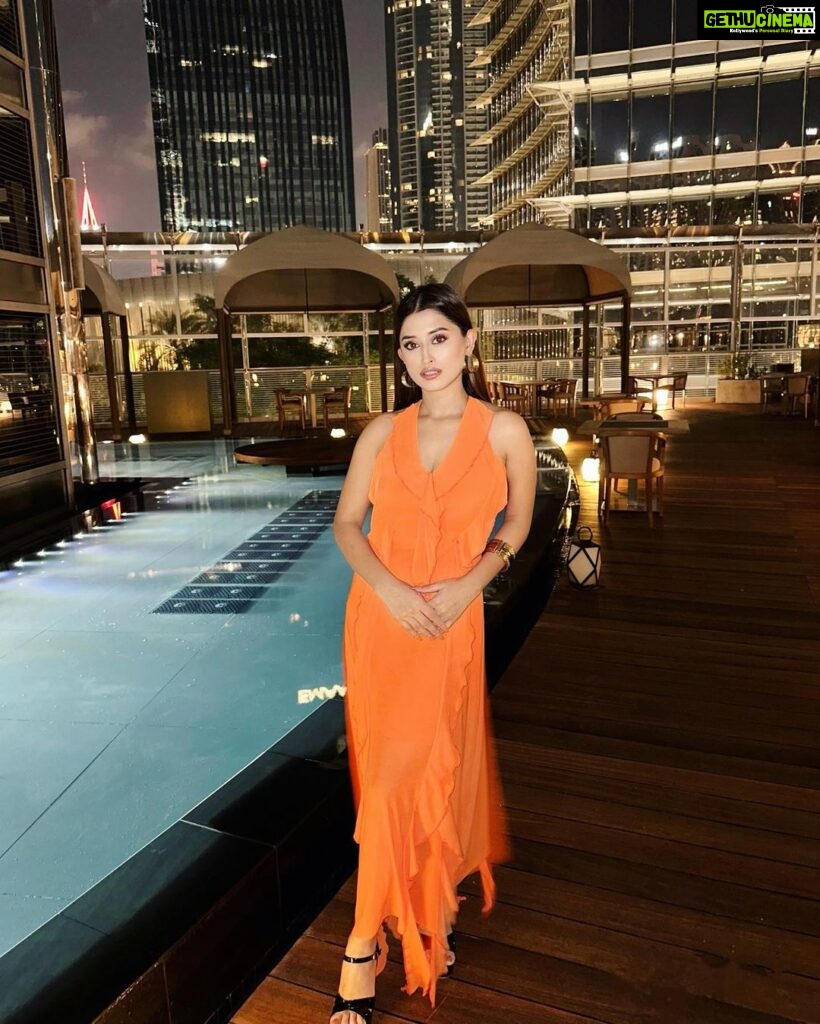 Somi Khan Instagram - 🧡🍁🧶 ————————————————— Outfit @fashionstruc Armani Hotel, Burj Khalifa, Dubai