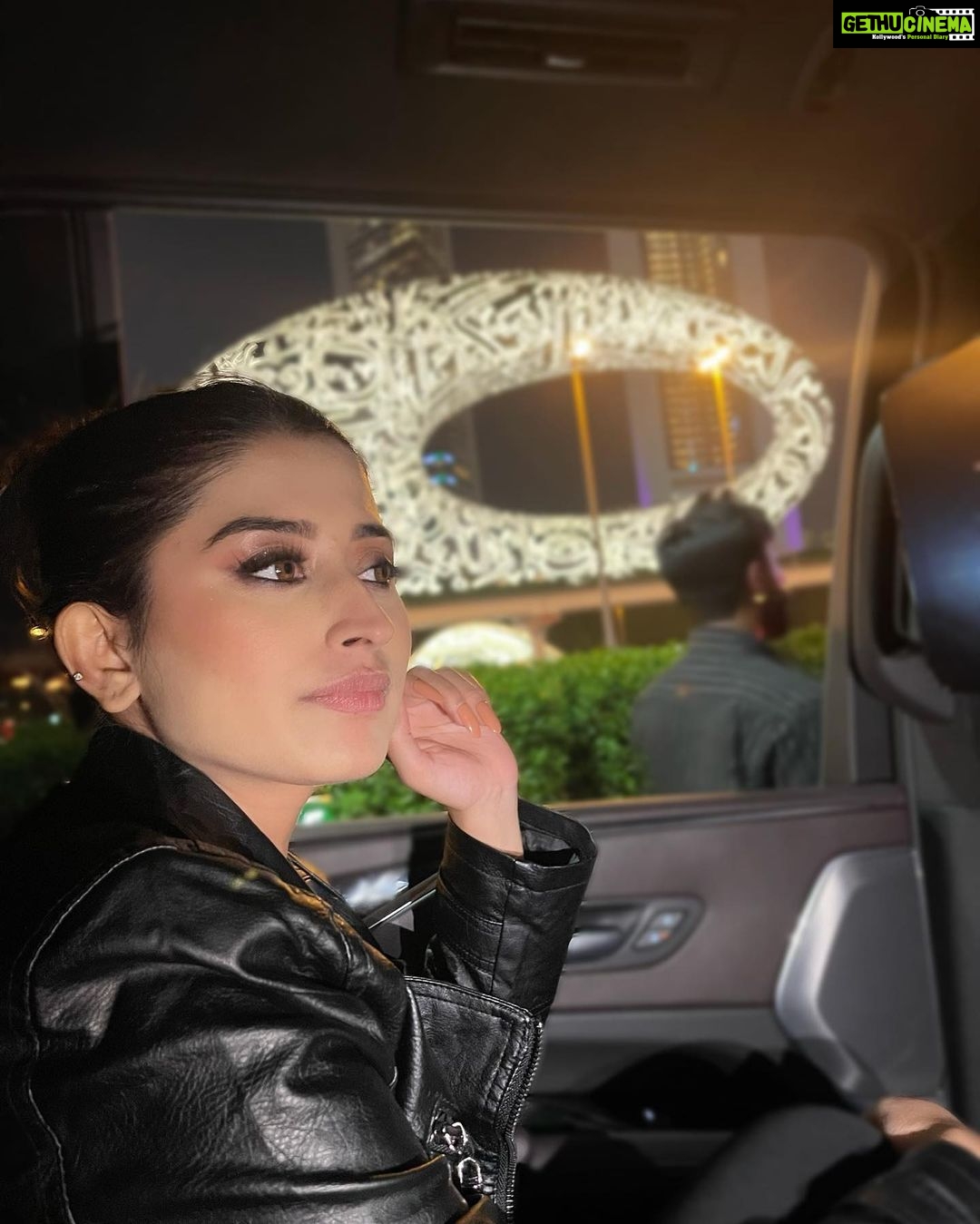 Somi Khan Instagram - Learning to love myself unconditionally🖤✨ Dubai UAE