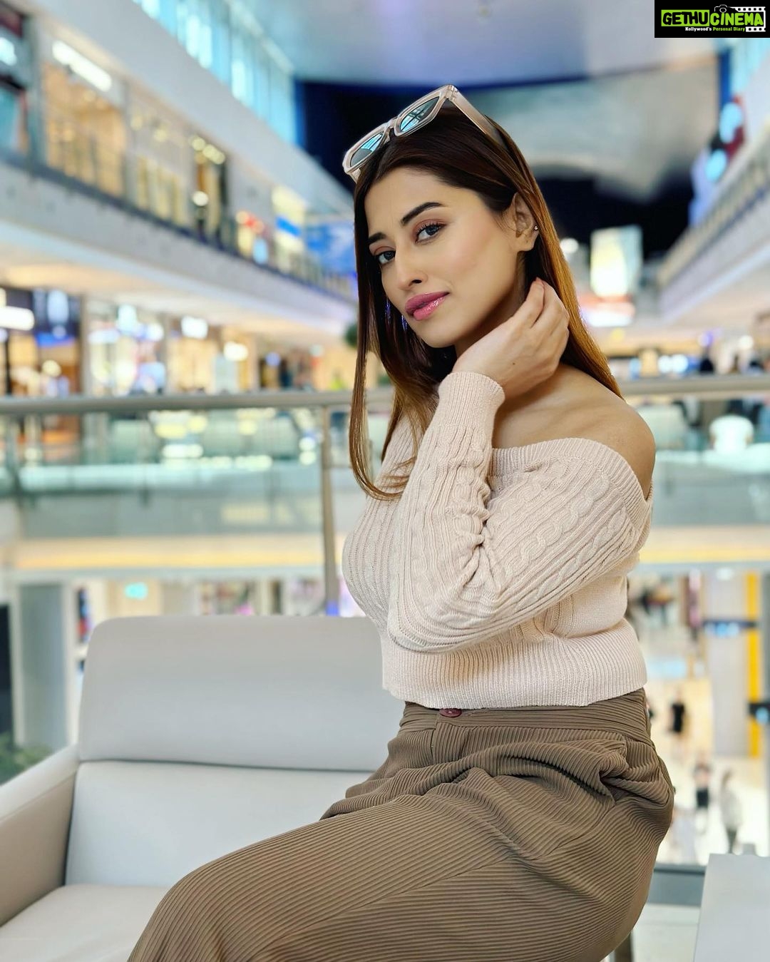 Somi Khan Instagram - You are beyond beautiful ❤️✨ Dubai Mall , Dubai