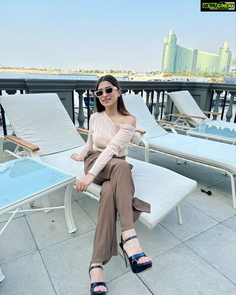 Somi Khan Instagram - At peace 🤎🪑✨ ——————————— Outfit @fashionstruc Palazzo Versace Hotel, Dubai