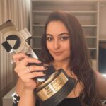Sonakshi Sinha Instagram - Baarish ho rahi hai bhaiiiii… #Dahaad ke awardo ki baarish… the third one this week… i say let it pour and let her roar 🌧️ Thanks @talentrackofficial for the appreciation! #BestActor @reemakagti1 @zoieakhtar @ruchoberoi @excelmovies @tigerbabyofficial #TeamDahaad
