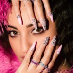 Sonakshi Sinha Instagram - Tu nazar mere te maar… billo akkhiyan mila ke 🎶 Did you spot those sexy “Amari’s” in the #Kalaastar video? No look is complete without my @itssoezi’s 💅 get your glam fix at www.soezi.in 💋