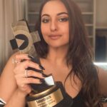 Sonakshi Sinha Instagram - Baarish ho rahi hai bhaiiiii… #Dahaad ke awardo ki baarish… the third one this week… i say let it pour and let her roar 🌧️ Thanks @talentrackofficial for the appreciation! #BestActor @reemakagti1 @zoieakhtar @ruchoberoi @excelmovies @tigerbabyofficial #TeamDahaad