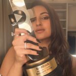 Sonakshi Sinha Instagram - Baarish ho rahi hai bhaiiiii… #Dahaad ke awardo ki baarish… the third one this week… i say let it pour and let her roar 🌧️ Thanks @talentrackofficial for the appreciation! #BestActor @reemakagti1 @zoieakhtar @ruchoberoi @excelmovies @tigerbabyofficial #TeamDahaad