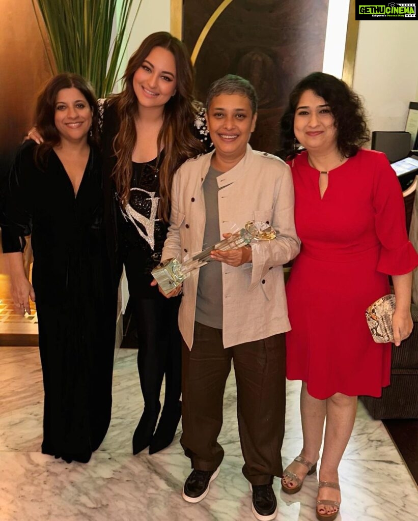 Sonakshi Sinha Instagram - Thanks @htcity @ottplayapp!! Took my #BestActress award straight to the ladies responsible for it… @zoieakhtar @reemakagti1 @ruchoberoi ❤️ #Dahaad roars again! #htcityottplayawards2023 #ottplayawards2023