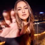 Sonakshi Sinha Instagram - Nothings out of reach… just grab whats yours 🖤 #htcityottplayawards2023 #bestactress #dahaad #ottplayawards2023