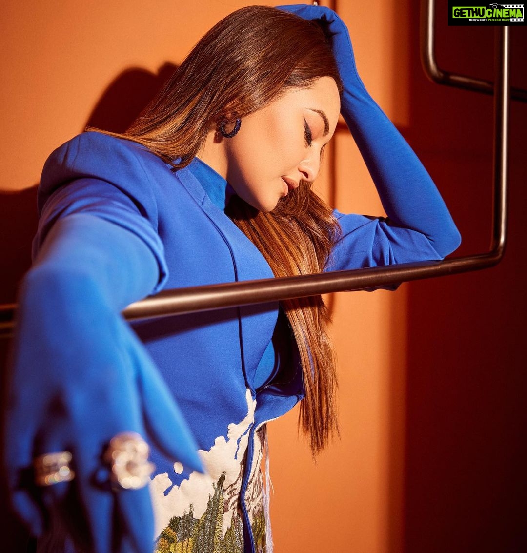 Sonakshi Sinha Instagram - This shoot happened at like 12 am after a whole day of insane travel… all because my team is the BEST!!!!! Love u guys - @themadhurinakhale @heemaadattaani @tarangagarwalofficial @deepaliw16 @nupuragarwal__