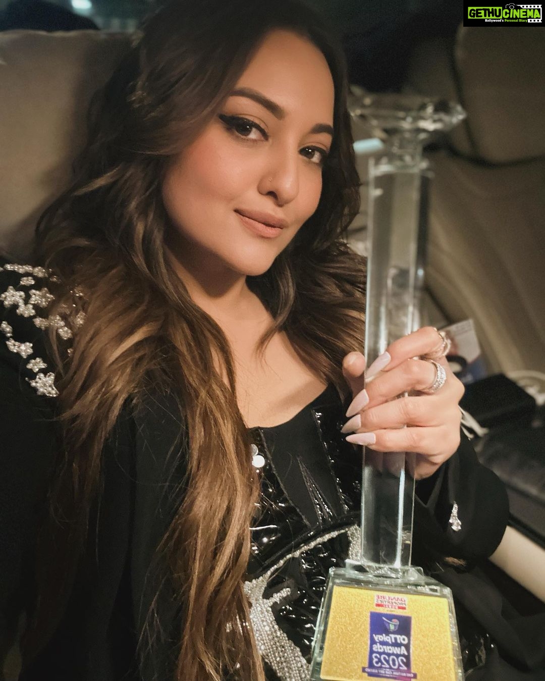 Sonakshi Sinha Instagram - Thanks @htcity @ottplayapp!! Took my #BestActress award straight to the ladies responsible for it… @zoieakhtar @reemakagti1 @ruchoberoi ❤️ #Dahaad roars again! #htcityottplayawards2023 #ottplayawards2023