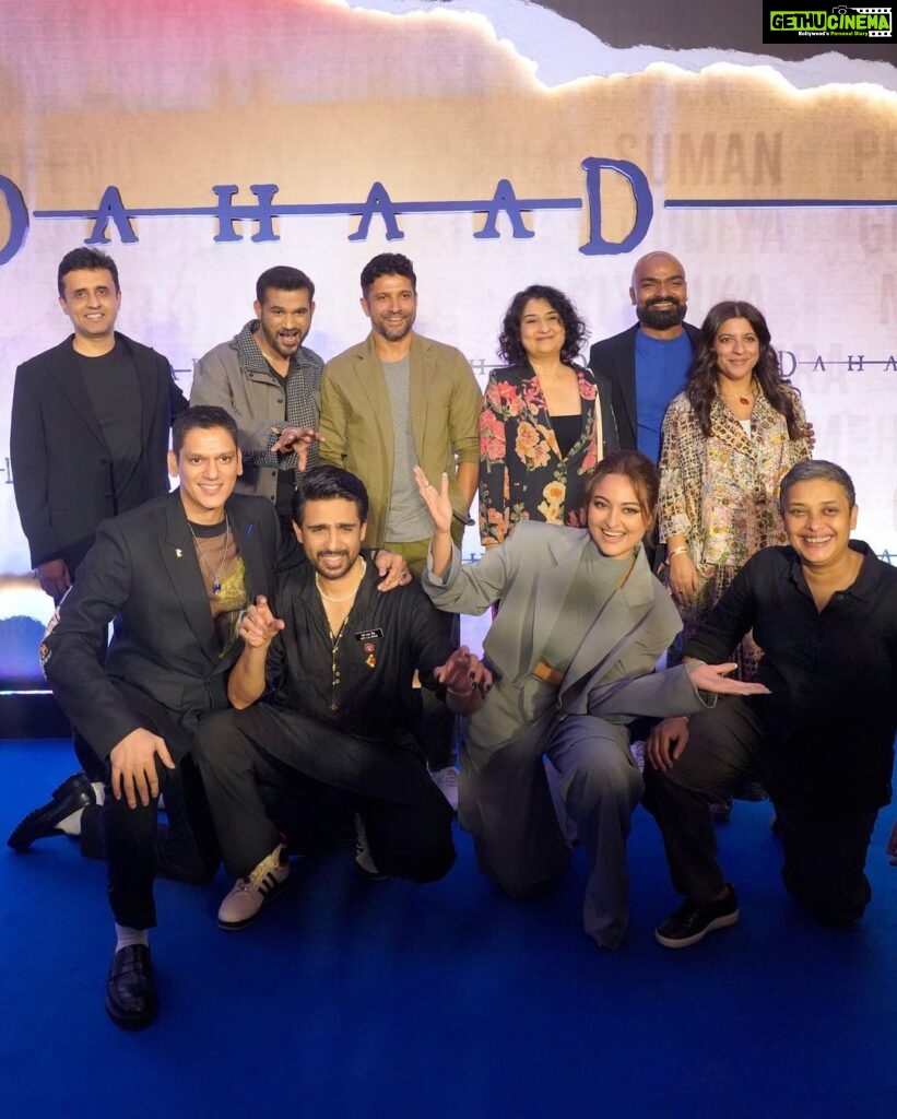 Sonakshi Sinha Instagram - From #Dabangg to #Dahaad…The journey has been a remarkable one, and on winning this @realbollywoodhungama award for Best Actress (Popular) many many thanks are owed to some incredible individuals and teams. Firstly to the creators of "Dahaad" - @tigerbabyofficial and @excelmovies. Your vision and dedication to this project has been nothing short of inspiring. @reemakagti1 @zoieakhtar for being the best captains any ship can have. @faroutakhtar and @ritesh_sid (who actually was the first one who envisioned me as Anjali Bhaati), my amazing directors @reemakagti1 and @ruchoberoi who transformed me into Bhaati sahab and to the entire team of writers… i thank you for a role of a lifetime ❤️ Working alongside talents like @gulshandevaiah78, @shah_sohum, @itsvijayvarma, @zoamorani and all the others has been an unforgettable experience. Their passion and commitment to their craft has only made me better as an actor and i thank them for that. The team at @primevideoin for making sure our #Dahaad is heard far and wide… Last but never the least, a heartfelt thank you to the rockstar crew members who worked tirelessly behind the scenes, from the cinematographers @tanaysatam @yogisankotra @prasadchaurasiya to the costume designers, art team @shalzoid, production team, our amazing AD’s @ishitakarra @__manuja_tyagi @varadbhatnagar, my core team @savleenmanchanda @themadhurinakhale @gangadhar7 @dashrathakhade9, and everyone who contributed to bringing "Dahaad" to life. (I may have missed out on a few tags but you know who you are!) Thank you @realbollywoodhungama for this award which is not just mine; it belongs to all those who poured their heart and soul into making this project a reality. Together, we've created something truly special, and I am forever grateful to have been a part of it. Thank you ❤️