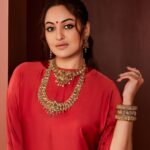 Sonakshi Sinha Instagram - Happy Dusshera ✨ Always good over evil. Always love over hate ❤️
