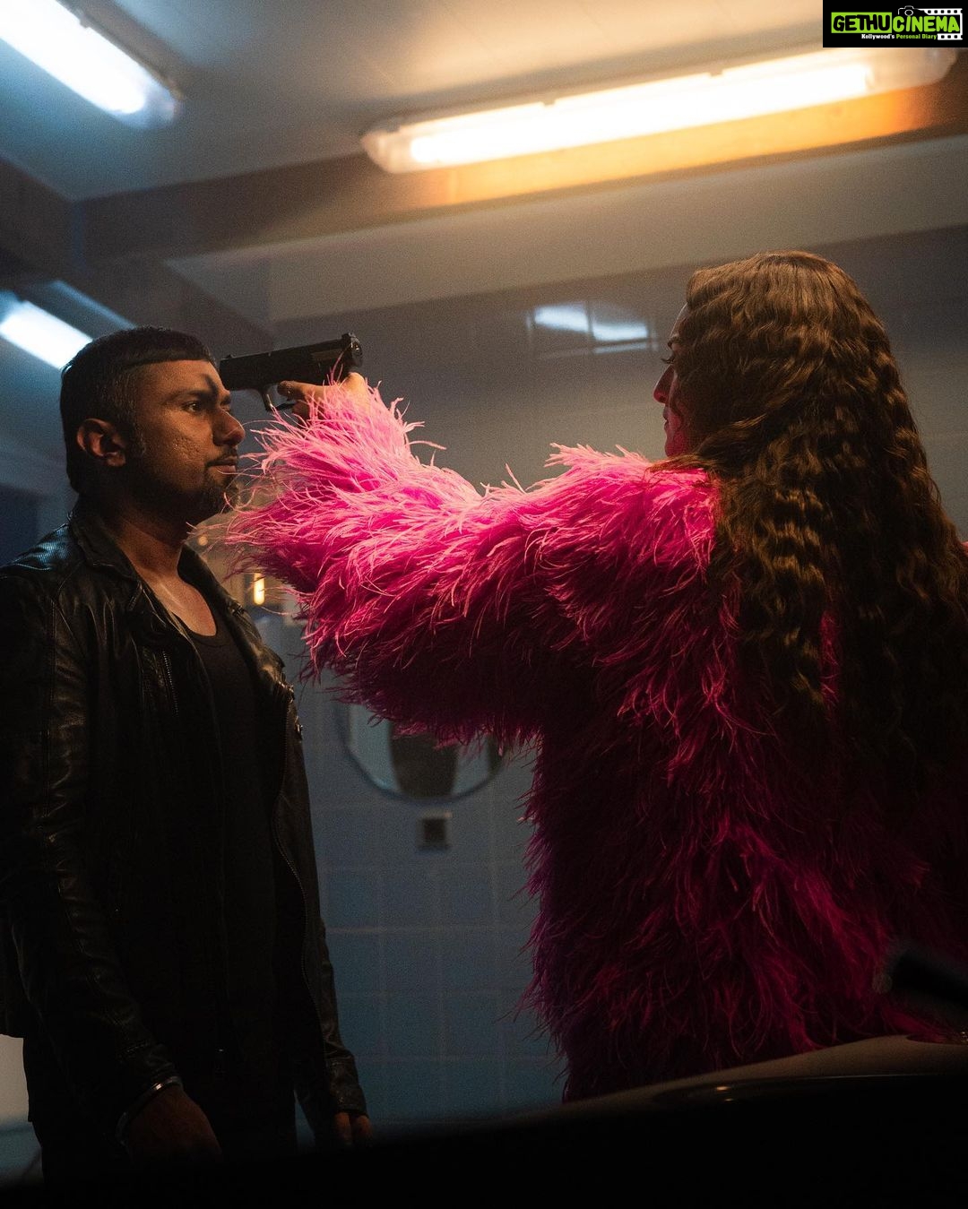 Sonakshi Sinha Instagram - #Kalaastar shattering all records!!! 56 Million in 24 hours and counting… thank you for the love keep it coming 💕 @yoyohoneysingh bada kamaal balliye! #Bts #behindthescenes #shoot #amsterdam