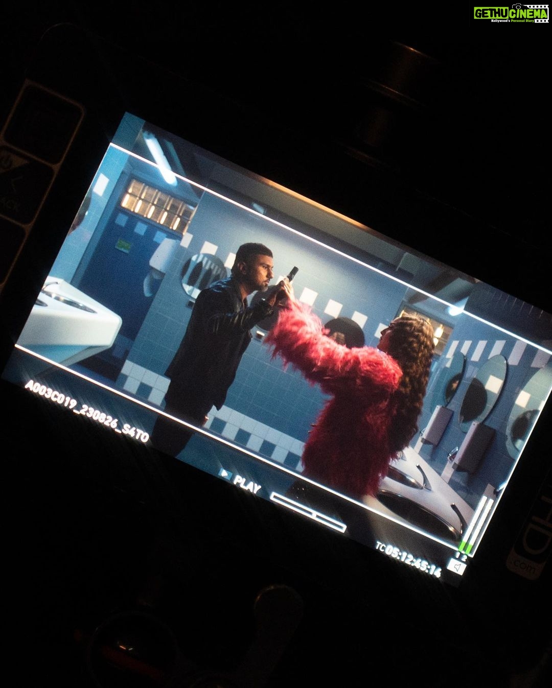 Sonakshi Sinha Instagram - #Kalaastar shattering all records!!! 56 Million in 24 hours and counting… thank you for the love keep it coming 💕 @yoyohoneysingh bada kamaal balliye! #Bts #behindthescenes #shoot #amsterdam