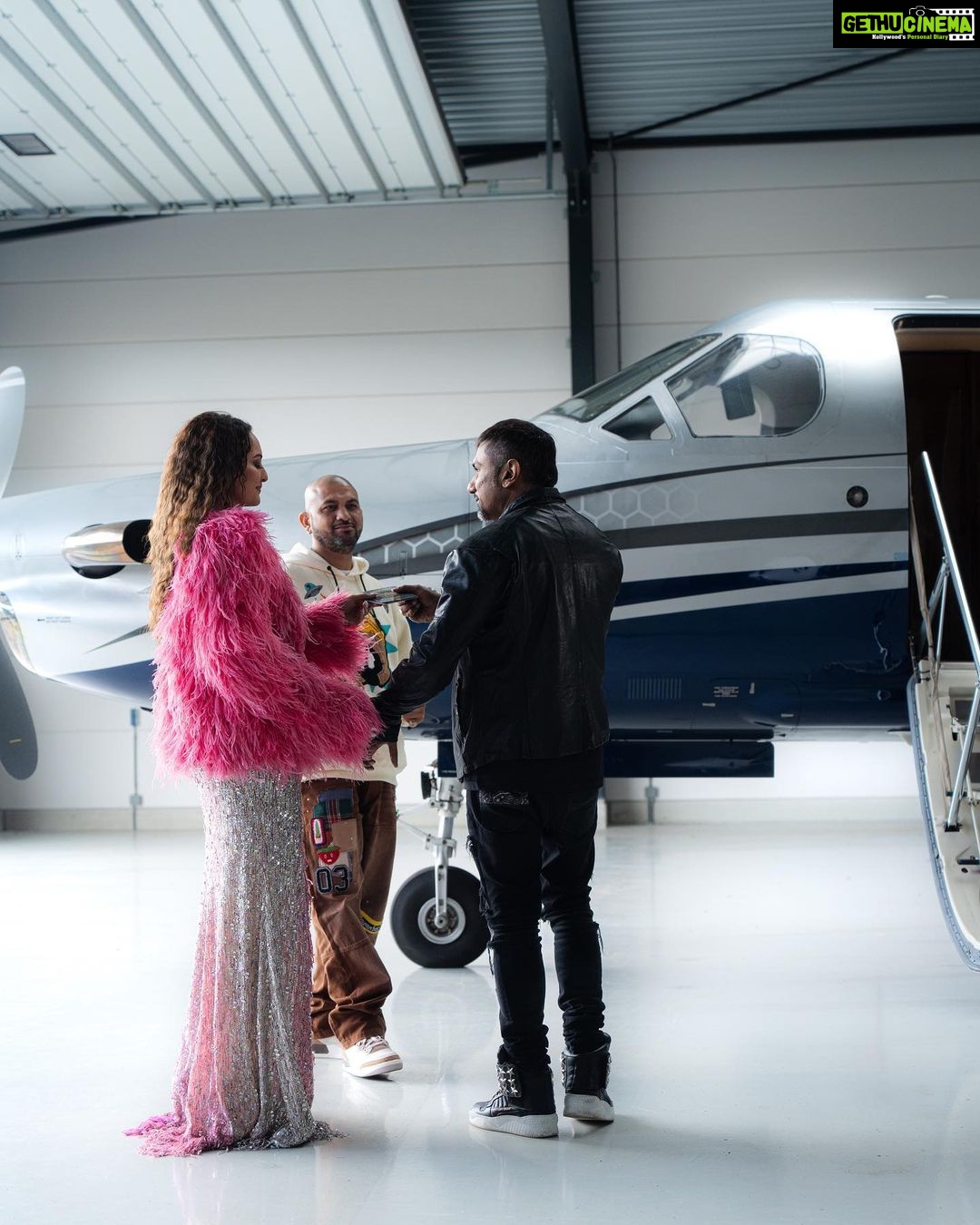Sonakshi Sinha Instagram - #Kalaastar shattering all records!!! 56 Million in 24 hours and counting… thank you for the love keep it coming 💕 @yoyohoneysingh bada kamaal balliye! #Bts #behindthescenes #shoot #amsterdam
