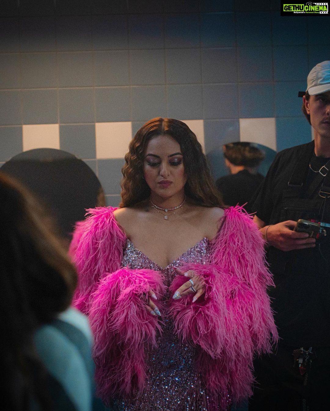 Sonakshi Sinha Instagram - #Kalaastar shattering all records!!! 56 Million in 24 hours and counting… thank you for the love keep it coming 💕 @yoyohoneysingh bada kamaal balliye! #Bts #behindthescenes #shoot #amsterdam