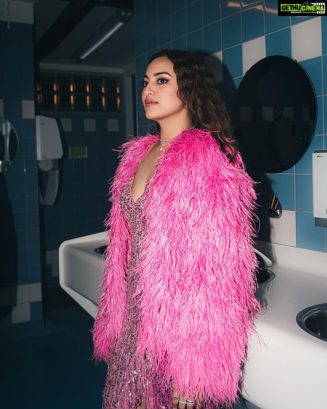 Sonakshi Sinha Instagram - #Kalaastar shattering all records!!! 56 Million in 24 hours and counting… thank you for the love keep it coming 💕 @yoyohoneysingh bada kamaal balliye! #Bts #behindthescenes #shoot #amsterdam