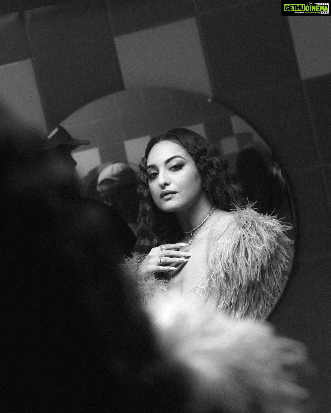 Sonakshi Sinha Instagram - #Kalaastar shattering all records!!! 56 Million in 24 hours and counting… thank you for the love keep it coming 💕 @yoyohoneysingh bada kamaal balliye! #Bts #behindthescenes #shoot #amsterdam