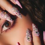 Sonakshi Sinha Instagram - Tu nazar mere te maar… billo akkhiyan mila ke 🎶 Did you spot those sexy “Amari’s” in the #Kalaastar video? No look is complete without my @itssoezi’s 💅 get your glam fix at www.soezi.in 💋