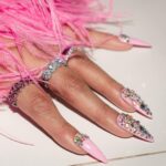 Sonakshi Sinha Instagram - Tu nazar mere te maar… billo akkhiyan mila ke 🎶 Did you spot those sexy “Amari’s” in the #Kalaastar video? No look is complete without my @itssoezi’s 💅 get your glam fix at www.soezi.in 💋