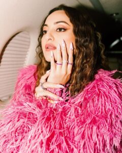 Sonakshi Sinha Instagram - Lai ja lai ja mainu saat samundaron paar… 🎶

My #Kalaastar look styled by @sanamratansi in @falgunishanepeacockindia 🎀

Makeup by @heemaadattaani 💋

Nails by @itssoezi 💅

Photos by @louka0404 📸