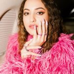 Sonakshi Sinha Instagram - Lai ja lai ja mainu saat samundaron paar… 🎶 My #Kalaastar look styled by @sanamratansi in @falgunishanepeacockindia 🎀 Makeup by @heemaadattaani 💋 Nails by @itssoezi 💅 Photos by @louka0404 📸