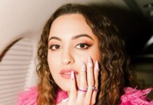 Sonakshi Sinha Instagram - Lai ja lai ja mainu saat samundaron paar… 🎶 My #Kalaastar look styled by @sanamratansi in @falgunishanepeacockindia 🎀 Makeup by @heemaadattaani 💋 Nails by @itssoezi 💅 Photos by @louka0404 📸