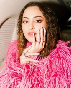 Sonakshi Sinha Instagram - Lai ja lai ja mainu saat samundaron paar… 🎶

My #Kalaastar look styled by @sanamratansi in @falgunishanepeacockindia 🎀

Makeup by @heemaadattaani 💋

Nails by @itssoezi 💅

Photos by @louka0404 📸