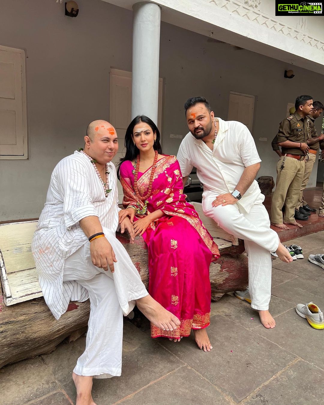 Sonal Chauhan Instagram - वाराणसी ✨🙏🏻🔱 . . . . . . . . . . . . . #ॐ #sonalchauhan #kashi #varanasi #trending #love #monday बाबा विश्वनाथ की नगरी काशी