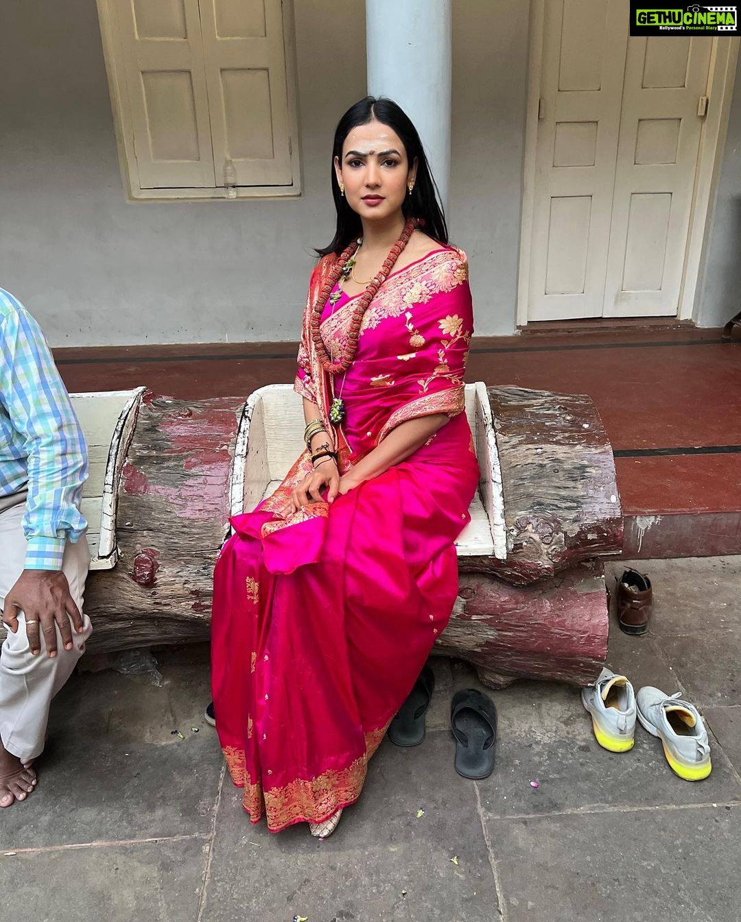 Sonal Chauhan Instagram - वाराणसी ✨🙏🏻🔱 . . . . . . . . . . . . . #ॐ #sonalchauhan #kashi #varanasi #trending #love #monday बाबा विश्वनाथ की नगरी काशी