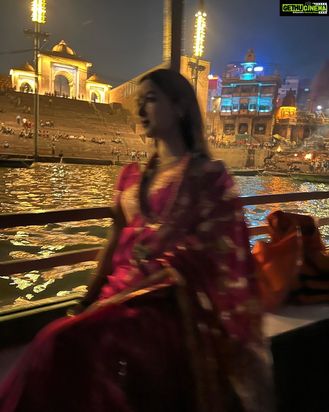 Sonal Chauhan Instagram - वाराणसी ✨🙏🏻🔱 . . . . . . . . . . . . . #ॐ #sonalchauhan #kashi #varanasi #trending #love #monday बाबा विश्वनाथ की नगरी काशी