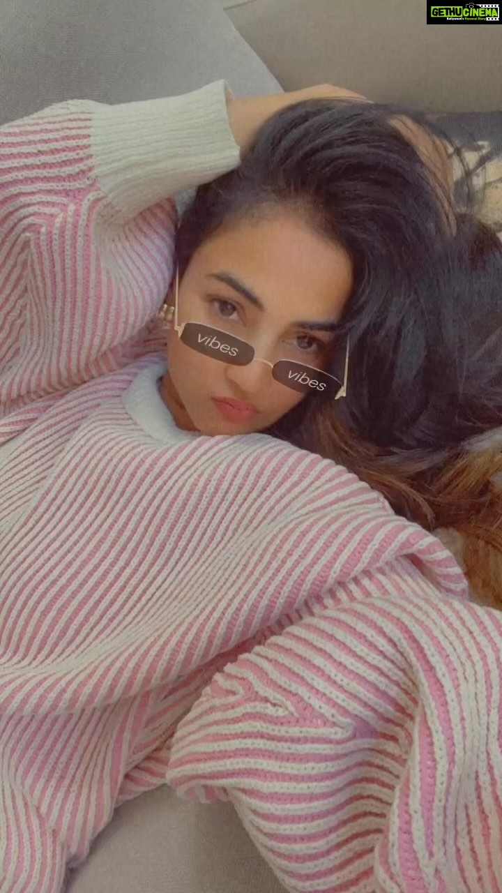 Sonal Chauhan Instagram - MalMal Dekha ??? What do you think ? Nahin Dekha to link is in my bio 🩷🩷🩷 #sonalchauhan #sonalchauhanreels #love #malmal #bpraak #jaani #trending #reels