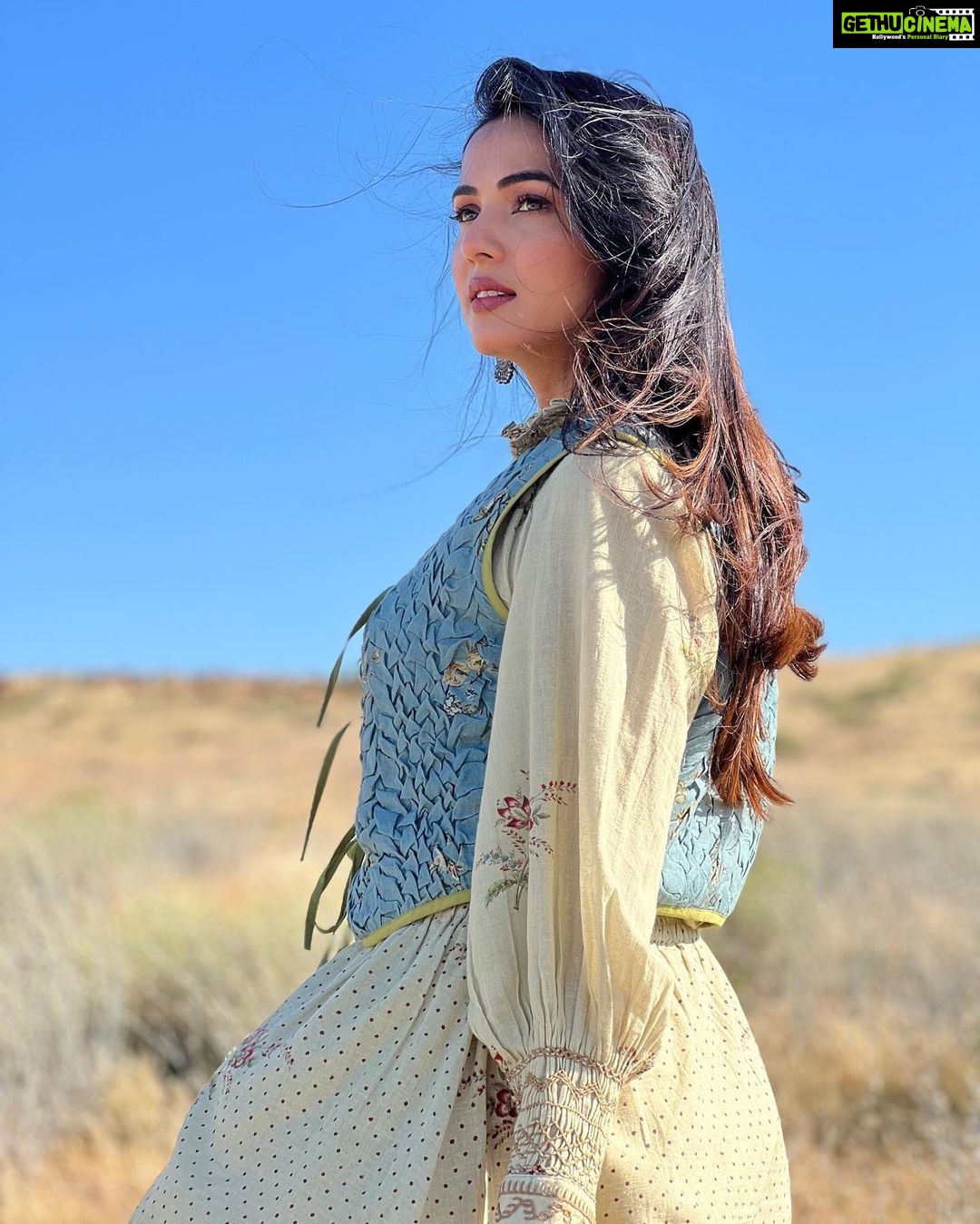 Sonal Chauhan Instagram - What is your fav line from our song MalMal ? #malmal ♥️ . . . . . . . . . . . . . 📸 @parinaparekh #ॐ #sonalchauhan #malmal #trending #love #bpraak #jaani #lovesongs #monday