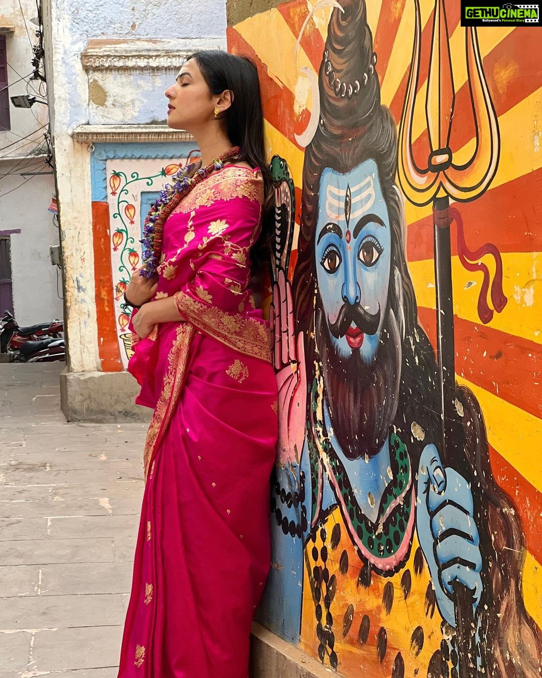 Sonal Chauhan Instagram - वाराणसी ✨🙏🏻🔱 . . . . . . . . . . . . . #ॐ #sonalchauhan #kashi #varanasi #trending #love #monday बाबा विश्वनाथ की नगरी काशी