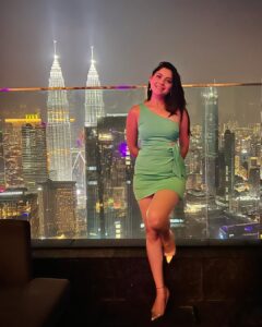 Sonalee Kulkarni Instagram - Living upto the height…I mean the hype 🤪

Exploring the Skyline, night life of #kualalumpur #malaysia in my latest episode on my @youtube channel. 

#travelogue out now LINK IN BIO 

Photos by @kb_keno 
#sonaleekulkarni #malaysia #travelblogger #travelphotography #storyteller #traveldiaries