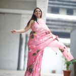 Sonalee Kulkarni Instagram - यंदाच्या दसऱ्याला… भरजरी नाही तर ही अगदी हलकी फुलकी, गोड गुलाबी, स्वतःच्या अंतर्मनातून, स्पर्शातून, निसर्गाच्या वेगवेगळ्या सुंगधांतून, ओळखून, अगदी मनापासून रंगवलेली खास साडी 🌸 माझा दसरा या विशेष मुलींनी केला हसरा…🍀 तुम्हाला पण त्यांच्या चेहऱ्यावर हसू आणि आयुष्यात आनंद आणायचा असेल, तर त्यांना स्वावलंबी बनायला सहकार्य करू शकता… @shreerang_charitable_trust ला संपर्क साधून order करा आता तुमच्या साठी साडी, पंत्या, आकाशकंदील, greeting cards इत्यादी…. किंवा DM करा @sumeet.patil.crow यांना 🙏🏻 विजयादशमीच्या हार्दिक शुभेच्छा 🍀 शुभ दसरा 🍀 #sonaleekulkarni #happydussehra #vijayadashami #dussehra
