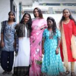 Sonalee Kulkarni Instagram - यंदाच्या दसऱ्याला… भरजरी नाही तर ही अगदी हलकी फुलकी, गोड गुलाबी, स्वतःच्या अंतर्मनातून, स्पर्शातून, निसर्गाच्या वेगवेगळ्या सुंगधांतून, ओळखून, अगदी मनापासून रंगवलेली खास साडी 🌸 माझा दसरा या विशेष मुलींनी केला हसरा…🍀 तुम्हाला पण त्यांच्या चेहऱ्यावर हसू आणि आयुष्यात आनंद आणायचा असेल, तर त्यांना स्वावलंबी बनायला सहकार्य करू शकता… @shreerang_charitable_trust ला संपर्क साधून order करा आता तुमच्या साठी साडी, पंत्या, आकाशकंदील, greeting cards इत्यादी…. किंवा DM करा @sumeet.patil.crow यांना 🙏🏻 विजयादशमीच्या हार्दिक शुभेच्छा 🍀 शुभ दसरा 🍀 #sonaleekulkarni #happydussehra #vijayadashami #dussehra