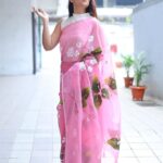 Sonalee Kulkarni Instagram - यंदाच्या दसऱ्याला… भरजरी नाही तर ही अगदी हलकी फुलकी, गोड गुलाबी, स्वतःच्या अंतर्मनातून, स्पर्शातून, निसर्गाच्या वेगवेगळ्या सुंगधांतून, ओळखून, अगदी मनापासून रंगवलेली खास साडी 🌸 माझा दसरा या विशेष मुलींनी केला हसरा…🍀 तुम्हाला पण त्यांच्या चेहऱ्यावर हसू आणि आयुष्यात आनंद आणायचा असेल, तर त्यांना स्वावलंबी बनायला सहकार्य करू शकता… @shreerang_charitable_trust ला संपर्क साधून order करा आता तुमच्या साठी साडी, पंत्या, आकाशकंदील, greeting cards इत्यादी…. किंवा DM करा @sumeet.patil.crow यांना 🙏🏻 विजयादशमीच्या हार्दिक शुभेच्छा 🍀 शुभ दसरा 🍀 #sonaleekulkarni #happydussehra #vijayadashami #dussehra