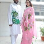Sonalee Kulkarni Instagram - यंदाच्या दसऱ्याला… भरजरी नाही तर ही अगदी हलकी फुलकी, गोड गुलाबी, स्वतःच्या अंतर्मनातून, स्पर्शातून, निसर्गाच्या वेगवेगळ्या सुंगधांतून, ओळखून, अगदी मनापासून रंगवलेली खास साडी 🌸 माझा दसरा या विशेष मुलींनी केला हसरा…🍀 तुम्हाला पण त्यांच्या चेहऱ्यावर हसू आणि आयुष्यात आनंद आणायचा असेल, तर त्यांना स्वावलंबी बनायला सहकार्य करू शकता… @shreerang_charitable_trust ला संपर्क साधून order करा आता तुमच्या साठी साडी, पंत्या, आकाशकंदील, greeting cards इत्यादी…. किंवा DM करा @sumeet.patil.crow यांना 🙏🏻 विजयादशमीच्या हार्दिक शुभेच्छा 🍀 शुभ दसरा 🍀 #sonaleekulkarni #happydussehra #vijayadashami #dussehra