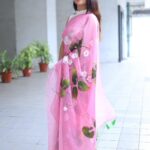 Sonalee Kulkarni Instagram - यंदाच्या दसऱ्याला… भरजरी नाही तर ही अगदी हलकी फुलकी, गोड गुलाबी, स्वतःच्या अंतर्मनातून, स्पर्शातून, निसर्गाच्या वेगवेगळ्या सुंगधांतून, ओळखून, अगदी मनापासून रंगवलेली खास साडी 🌸 माझा दसरा या विशेष मुलींनी केला हसरा…🍀 तुम्हाला पण त्यांच्या चेहऱ्यावर हसू आणि आयुष्यात आनंद आणायचा असेल, तर त्यांना स्वावलंबी बनायला सहकार्य करू शकता… @shreerang_charitable_trust ला संपर्क साधून order करा आता तुमच्या साठी साडी, पंत्या, आकाशकंदील, greeting cards इत्यादी…. किंवा DM करा @sumeet.patil.crow यांना 🙏🏻 विजयादशमीच्या हार्दिक शुभेच्छा 🍀 शुभ दसरा 🍀 #sonaleekulkarni #happydussehra #vijayadashami #dussehra