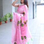 Sonalee Kulkarni Instagram - यंदाच्या दसऱ्याला… भरजरी नाही तर ही अगदी हलकी फुलकी, गोड गुलाबी, स्वतःच्या अंतर्मनातून, स्पर्शातून, निसर्गाच्या वेगवेगळ्या सुंगधांतून, ओळखून, अगदी मनापासून रंगवलेली खास साडी 🌸 माझा दसरा या विशेष मुलींनी केला हसरा…🍀 तुम्हाला पण त्यांच्या चेहऱ्यावर हसू आणि आयुष्यात आनंद आणायचा असेल, तर त्यांना स्वावलंबी बनायला सहकार्य करू शकता… @shreerang_charitable_trust ला संपर्क साधून order करा आता तुमच्या साठी साडी, पंत्या, आकाशकंदील, greeting cards इत्यादी…. किंवा DM करा @sumeet.patil.crow यांना 🙏🏻 विजयादशमीच्या हार्दिक शुभेच्छा 🍀 शुभ दसरा 🍀 #sonaleekulkarni #happydussehra #vijayadashami #dussehra