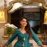 Sonalee Kulkarni Instagram - Day 9 of #Navratri 🦚 #navratricollection by @puja.patelll Photographer @riskey13 Location @tuliimperial #sonaleekulkarni #navratrispecial #peacockgreen #peacock #mor #cotd #colour #marathi #marathimulgi #happynavratri #lastday #navmi Tuli Imperial Hotel
