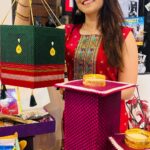 Sonalee Kulkarni Instagram - My favourite festival is here and @sanvaaronline just made it extra special by sending all these lovely items which includes 🌟 फराळ बॉक्स: For delightful Diwali snacks. 🛁 अभ्यंग स्नान किट: Elevate your festive rituals. 🏮 आकाश कंदील: Light up your celebrations. 🎁 दिवाळीपूजा गिफ्ट बॉक्स: Thoughtful gifts for loved ones. Sanvaar is a one stop online destination for all your Diwali buying. You can order before 30th and get a free home delivery. Wishing you all a very happy and prosperous Diwali.🪔🤗 Link in the bio 📞 : +91 7030730101 #Collab #Diwali #Celebration #Faral #Lights #Festival
