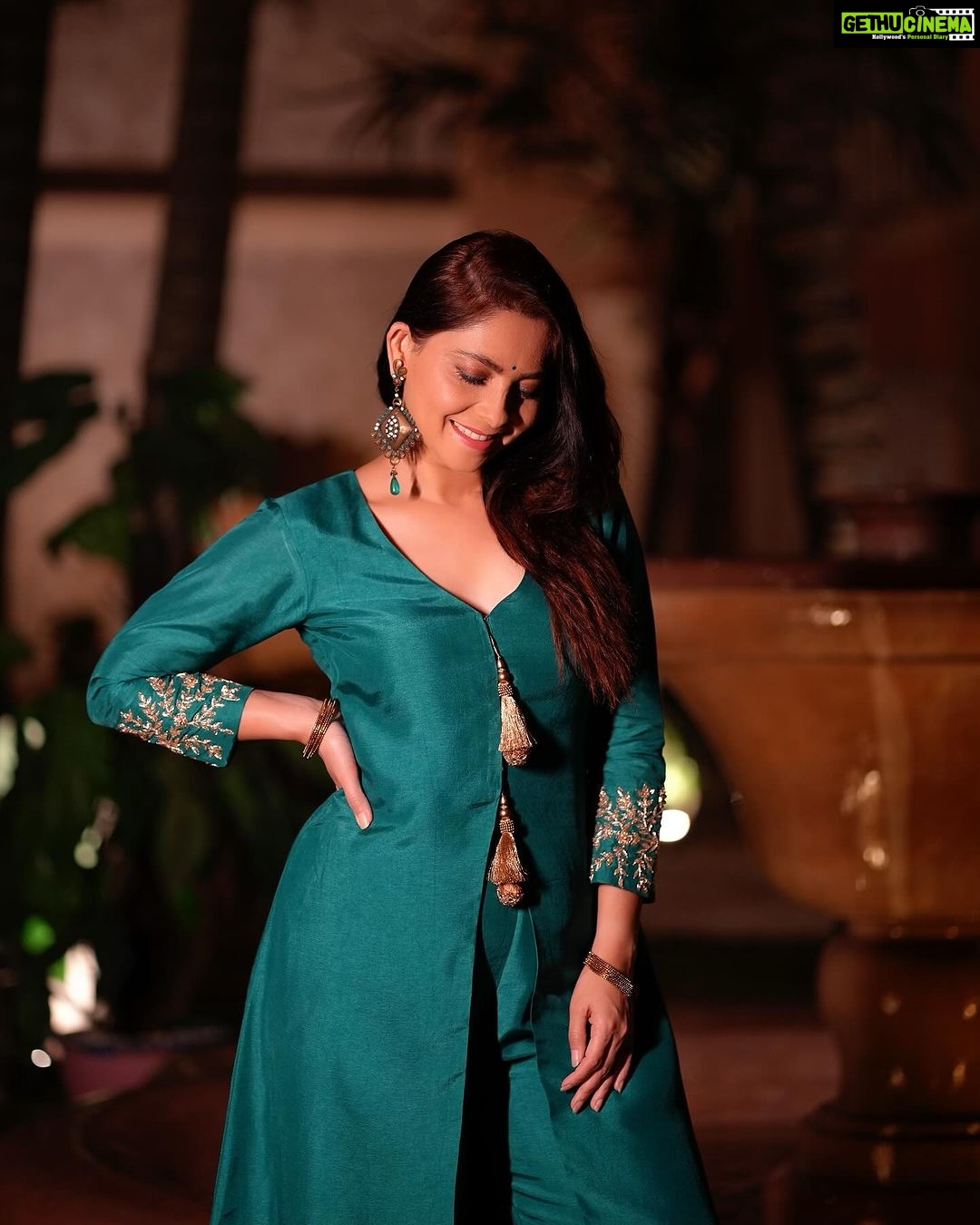 Sonalee Kulkarni Instagram - Day 9 of #Navratri 🦚 #navratricollection by @puja.patelll Photographer @riskey13 Location @tuliimperial #sonaleekulkarni #navratrispecial #peacockgreen #peacock #mor #cotd #colour #marathi #marathimulgi #happynavratri #lastday #navmi Tuli Imperial Hotel
