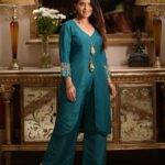 Sonalee Kulkarni Instagram - Day 9 of #Navratri 🦚 #navratricollection by @puja.patelll Photographer @riskey13 Location @tuliimperial #sonaleekulkarni #navratrispecial #peacockgreen #peacock #mor #cotd #colour #marathi #marathimulgi #happynavratri #lastday #navmi Tuli Imperial Hotel