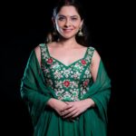 Sonalee Kulkarni Instagram - Day - 6 #Navratri 🍀 #navratricollection by @puja.patelll Photo by @trilogy_works Assistant @tejas_sarjine #HappyNavratri #sonaleekulkarni #navratrispecial #marathimulgi #colouroftheday #navratri2023 #cotd #green #colour #color