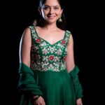 Sonalee Kulkarni Instagram - Day - 6 #Navratri 🍀 #navratricollection by @puja.patelll Photo by @trilogy_works Assistant @tejas_sarjine #HappyNavratri #sonaleekulkarni #navratrispecial #marathimulgi #colouroftheday #navratri2023 #cotd #green #colour #color